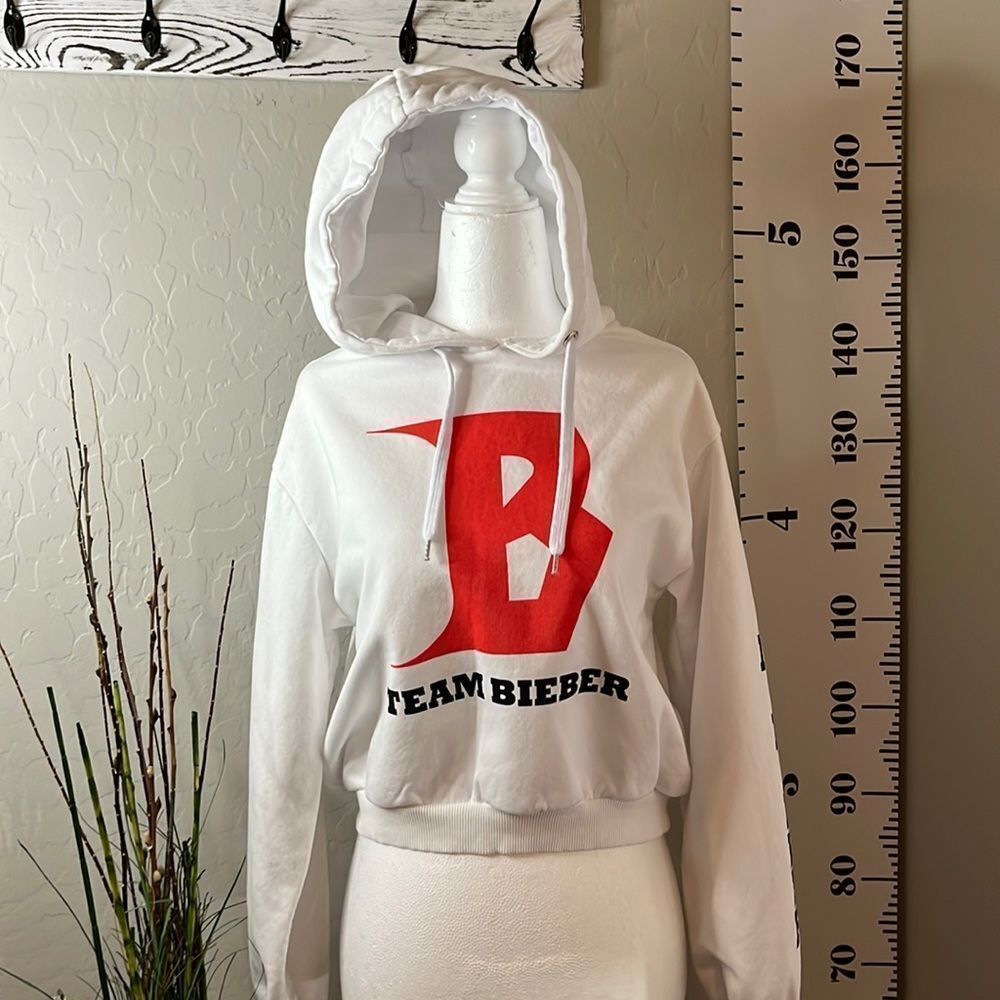 𝅺H&M Team Bieber hoodie. Size small. White with red B. NWOT. Cropped. Cute